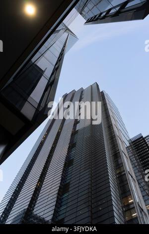 I grattacieli si ergono nel distretto finanziario di Londra, mostrando l'architettura commerciale moderna. Foto Stock