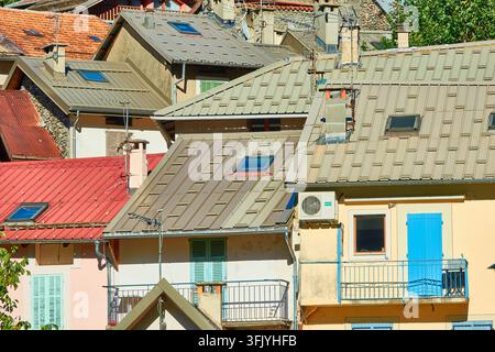 Tetti colorati e case chiuse del villaggio di Isola, Francia, incastonate su una collina mediterranea soleggiata Foto Stock