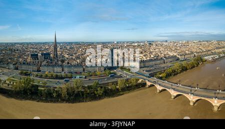 FRANCIA, GIRONDE (33), BORDEAUX, VISTA AEREA DELLA CITTÀ SUL FIUME GARONNE E IL PONTE DI PIETRA Foto Stock