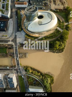 FRANCIA. GIRONDE (33) BORDEAUX, QUARTIERE DI BACALAN. VISTA AEREA DELLA CITE DU VIN SULLA RIVA DEL FIUME GARONNA Foto Stock
