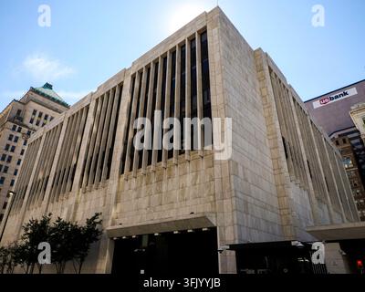 Vista ad angolazione bassa di un grande edificio modernista rivestito in pietra con alette verticali nel centro di Cincinnati accanto alla segnaletica della US Bank. Foto Stock