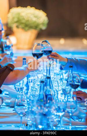 Due persone brindano con calici di vino alla luce della sera, elegante apparecchiatura della tavola, discorso sul vino, Nagold, distretto di Calw, Germania Foto Stock