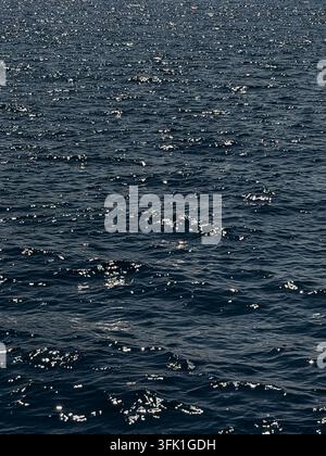 Primo piano dei riflessi di luce sulle onde dell'oceano Foto Stock