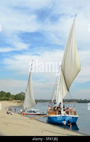Barche a vela costeggiano il Nilo ad Assuan. Foto Stock