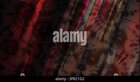 Un'immagine dettagliata di tessuto tie-dye rosso scuro e nero, con un motivo ripetuto a raggiera solare e strisce diagonali multicolore ben visibili. Foto Stock