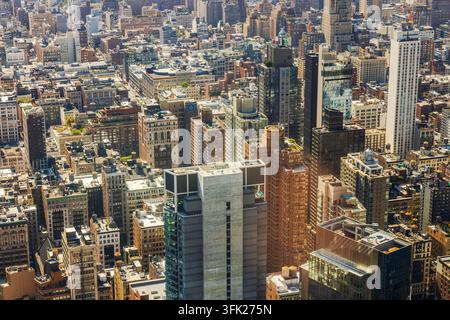 Bella vista degli edifici e dei tetti di Manhattan dall'Empire State Building a New York City. New York. USA. Foto Stock
