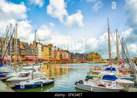 Vista del porto storico di Vieux Bassin a Honfleur, con barche ormeggiate e case coperte di ardesia. Calvados, Normandia, Francia Foto Stock