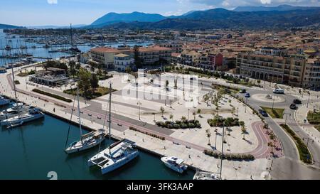 Vista aerea panoramica con droni ad angolo alto di una bellissima città costiera mediterranea e di un lussuoso porto turistico Foto Stock