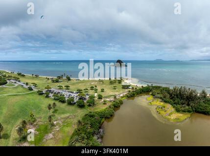 Vista aerea panoramica dell'isoletta di Mokolii (Chinaman's Hat) – un'isoletta situata al largo della costa di Oahu, Hawaii. Foto Stock
