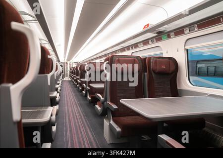 Un vagone di prima classe LNER Azuma vuoto, che offre ai passeggeri viaggi ferroviari di prima qualità lungo la East Coast Main Line. Foto Stock