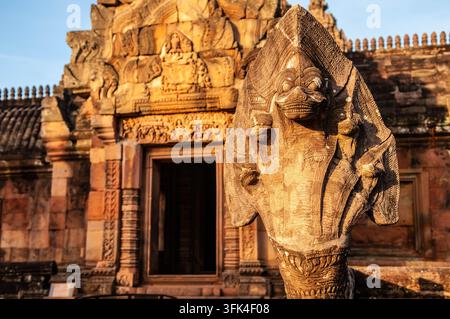 Statua Naga nelle antiche rovine khmer del Parco Storico di Phanom Rung, Provincia di Buriram, Isan, Thailandia. © Kraig Lieb Foto Stock