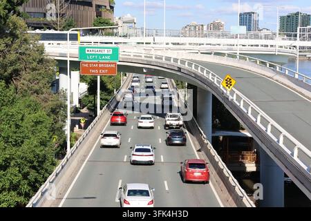 Traffico sulla Riverside Expressway con cartelli stradali sospesi per le uscite Margaret Street e The Star Brisbane a Brisbane, Queensland, Australia Foto Stock
