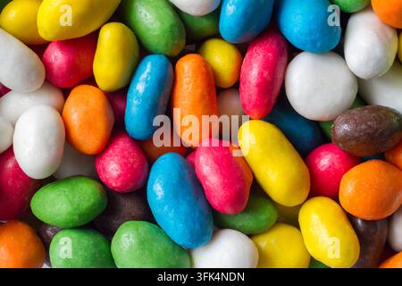 Caramelle multicolori luminose. Dragee rotonde viste dall'alto. Caramelle sferiche colorate dolci. Foto Stock
