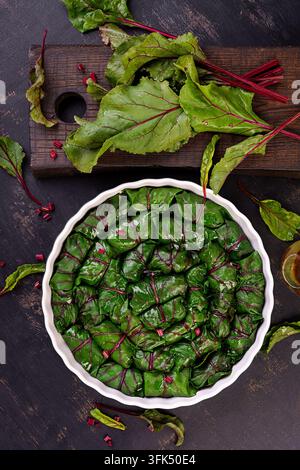 Involtini di cavolo con foglie di barbabietola rustici. Vista dall'alto Foto Stock