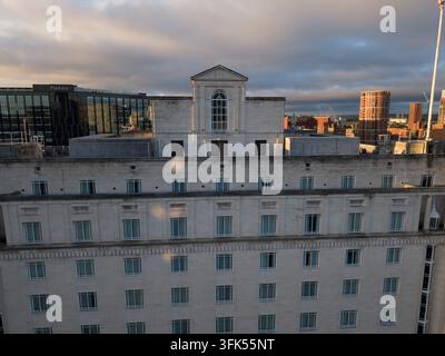 Immagine aerea della facciata e del tetto del Queens Hotel alla luce del mattino Foto Stock