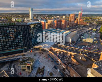 Immagine aerea dell'ingresso della Stazione Ferroviaria di Leeds e dello skyline lontano all'alba Foto Stock