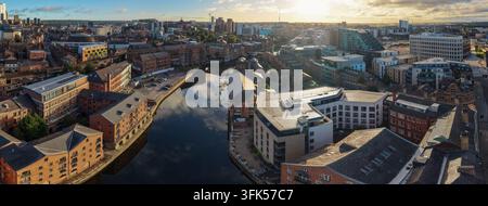 Panorama aereo del lungofiume dell'Aire e dello skyline lontano all'alba Foto Stock