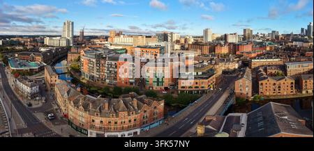 Panorama aereo sopra il ponte di Leeds e la skyline meridionale all'alba Foto Stock