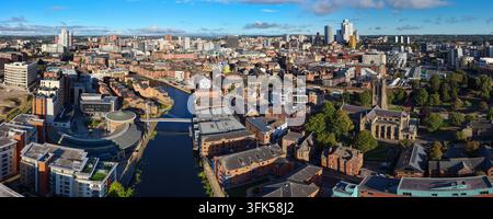 Panorama aereo sul fiume Aire, Leeds Minster e lo skyline della città all'alba Foto Stock