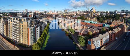 Panorama aereo sul fiume Aire, il ponte pedonale del Centenario e lo skyline di Leeds all'alba Foto Stock