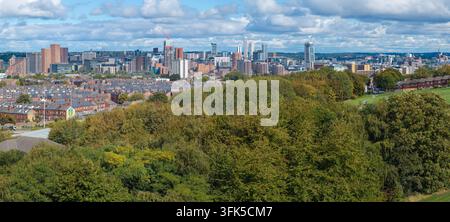 Panorama aereo sul bosco di Holbeck verso lo skyline del centro città di Leeds Foto Stock