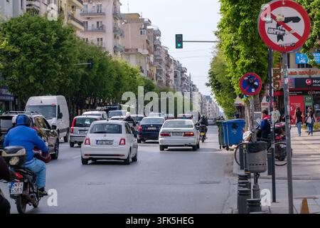 Salonicco, Grecia - 17 aprile 2026: Vista di una giornata tipica nell'ora di punta e del traffico intenso in via Egnatia a Salonicco, Grecia Foto Stock