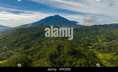 Piste di montagna coperte con vista della foresta pluviale e della giungla dall'alto. Sumatra. Indonesia. Foto Stock