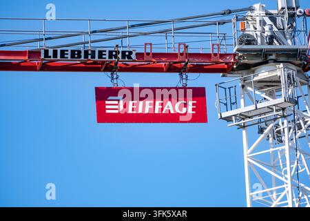 Logo Eiffage su una gru di costruzione Liebherr, un'azienda edile Foto Stock