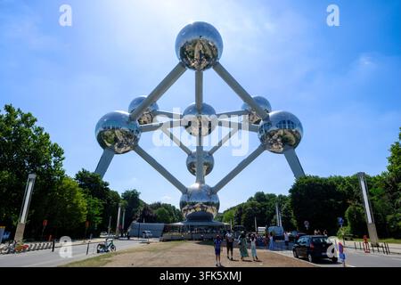 Belgio, Bruxelles, 1 luglio 2025: L'Atomium in una calda giornata estiva. L'Atomium, il simbolo iconico di Bruxelles, affronta l'ondata di caldo: con il suo S inossidabile Foto Stock