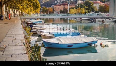 Rijeka, Croazia - 19 settembre 2026: Vista di piccole barche ormeggiate lungo il molo di pietra nel porto con edifici storici e alberi sullo sfondo Foto Stock