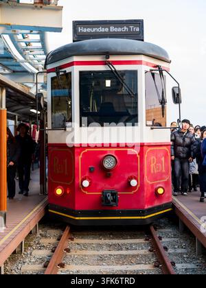 Busan, Corea del Sud - 14 febbraio 2026: Vista del treno di Haeundae Beach al Blueline Park con passeggeri in attesa sulla banchina. Foto Stock
