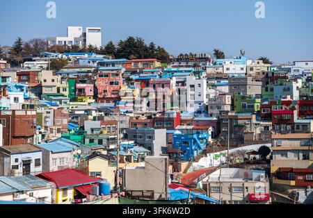 Busan, Busan, Corea del Sud - 14 febbraio 2026: Vista delle case colorate del villaggio culturale di Gamcheon, con architettura vivace e urbanizzazione in collina Foto Stock