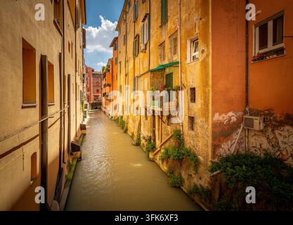 Bologna, Italia – 17 maggio 2018: Vista del canale storico di Reno che scorre tra edifici antichi e colorati con balconi e facciate consumate nel c Foto Stock