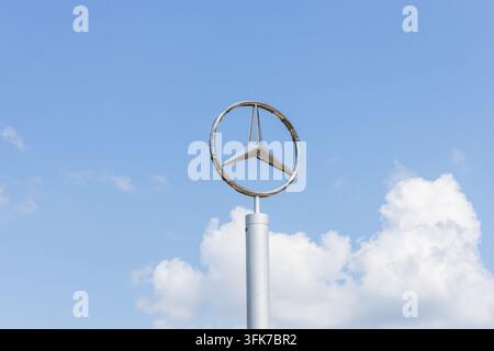 Insegna del logo a stella della Mercedes-Benz contro il cielo blu. Kaunas, Lituania, 13 luglio 2026 Foto Stock