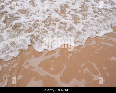 Morbide onde si infrangono sulla spiaggia sabbiosa di Railay, Krabi, Thailandia Foto Stock