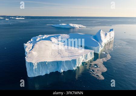 Iceberg nel fiordo di ghiaccio di Ilulissat, veduta aerea, baia di Disco, Ilulissat, Groenlandia occidentale, Groenlandia Foto Stock