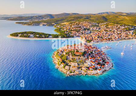 Vista aerea scenografica con drone della meta turistica estiva di Primosten in Dalmazia, Croazia. Foto Stock