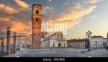 Il Duomo di Torino, il suo campanile che risplende al tramonto in Piazza San Giovanni, Torino, Italia Foto Stock