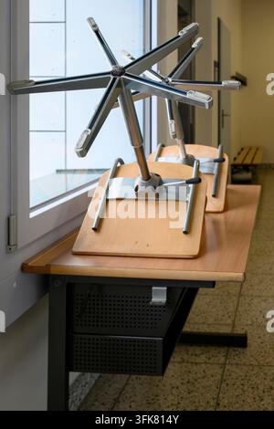 Scrivania e sedie scolastiche, Oberrueti, Svizzera Foto Stock