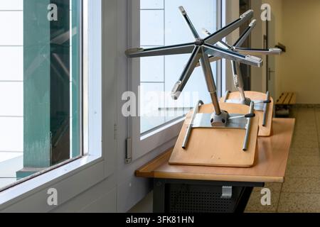 Scrivania e sedie scolastiche, Oberrueti, Svizzera Foto Stock