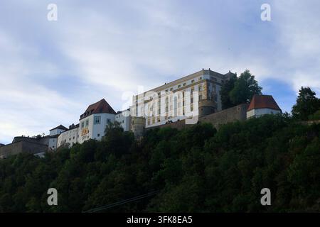 Edifici del Veste Oberhaus sopra il Danubio a Passau Foto Stock