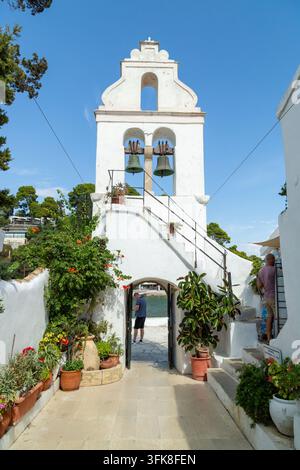 Il campanile e l'ingresso del monastero di Vlacherna situato sulla penisola di Kanoni a Corfù, Grecia Foto Stock