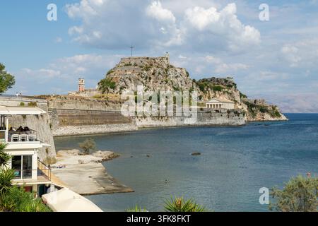 La storica Vecchia Fortezza di Corfù (Palaio Frourio) una massiccia fortificazione veneziana del XV secolo costruita su un promontorio roccioso, Corfù, Grecia Foto Stock