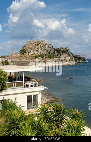 La storica Vecchia Fortezza di Corfù (Palaio Frourio) una massiccia fortificazione veneziana del XV secolo costruita su un promontorio roccioso, Corfù, Grecia Foto Stock