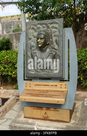 Il busto commemorativo in bronzo dedicato allo scrittore britannico Lawrence Durrell, situato nel Giardino Boschetto, Corfù, Grecia Foto Stock