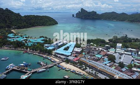 Koh Phi Phi dall'alto: un panorama mozzafiato di acque turchesi, scogliere di calcare e paradiso tropicale. Foto Stock