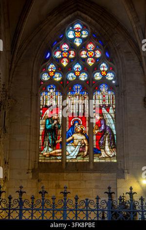 Una vista dettagliata di un grande vetrata ad arco in una chiesa storica europea, che mostra scene bibliche e decorazioni ornate in piombo. Lione, Fra Foto Stock