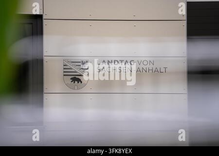 Immagine simbolica: Landtag della Sassonia-Anhalt dopo le elezioni, 07.09.2026 L'edificio del parlamento in Piazza del Duomo a Magdeburgo. Durante la votazione del 6 settembre 2026 è stata determinata la composizione della 9a legislatura. Secondo i risultati ufficiali preliminari, l'AfD è diventata la forza più forte con il 43,8 percento dei voti. Foto: DZBA/Jonas Lohrmann Foto Stock
