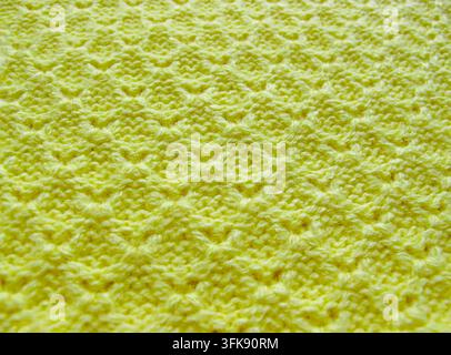 Tessuto a maglia giallo con motivo geometrico a rombo, vista ravvicinata per sfondo tessile, artigianato fatto a mano e banner concetto moda in lana Foto Stock