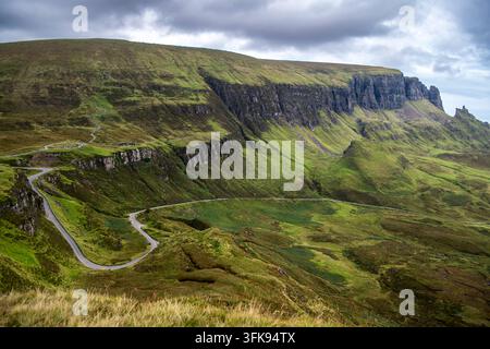 Vista del Quiraing, parte del Trotternish Ridge, sull'Isola di Skye in Scozia, Regno Unito Foto Stock